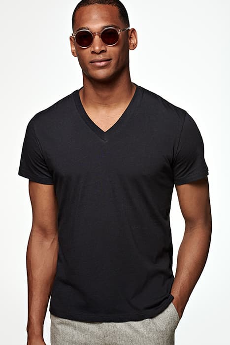 NAVY V-NECK T-SHIRT by Suitsupply