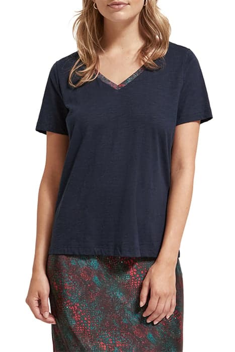 CONTRAST NECKLINE V-NECK T-SHIRT NIGHT by Scotch & Soda