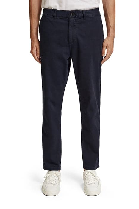 DRIFT- GARMENT-DYED STRETCH COTTON TWILL CHINO NIGHT by Scotch & Soda