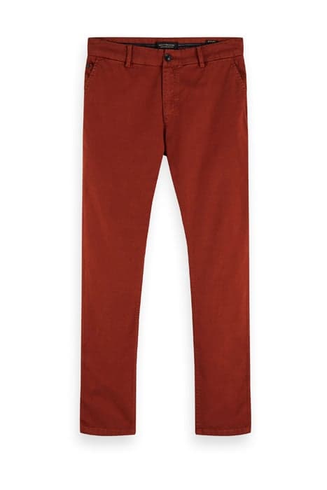 STUART - CLASSIC GARMENT-DYED TWILL CHINO BRICK by Scotch & Soda