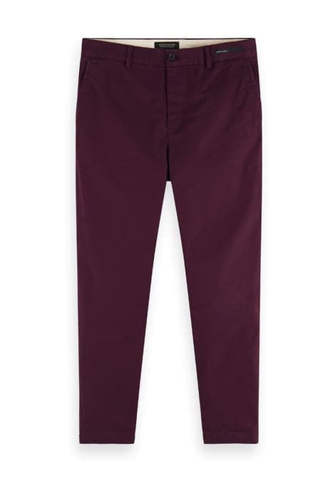 FAVE-TWILL CHINO IN ORGANIC COTTON BORDEAUBERGINE by Scotch & Soda