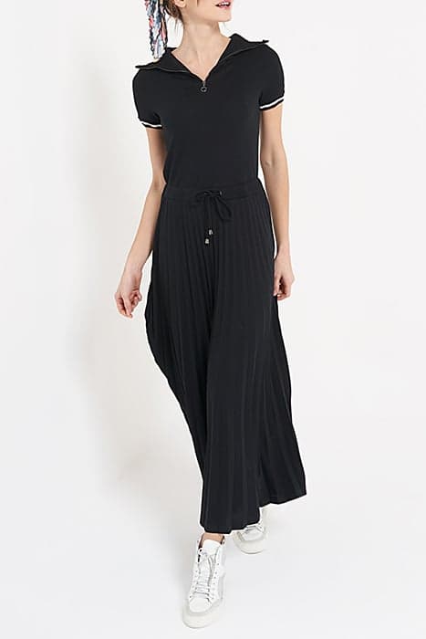 BLACK PIQUE KNIT PLEATED LONG DRESS by ICODE