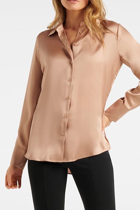 LILA LONGLINE SATIN SHIRT NUDE by Forever New