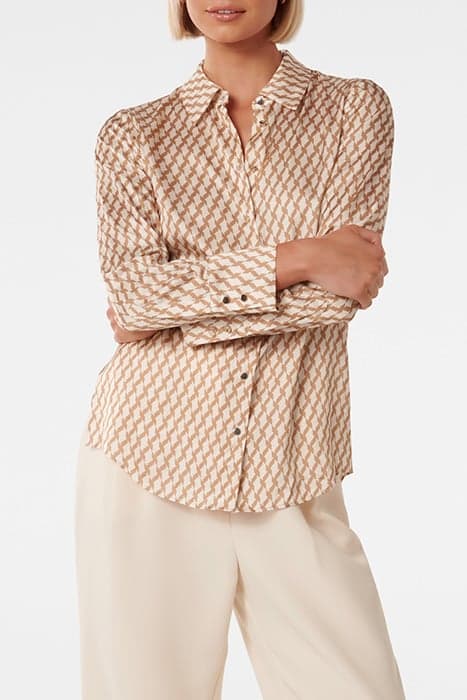 LILA LONGLINE PRINTED SATIN SHIRT TAN PORTER GEO by Forever New