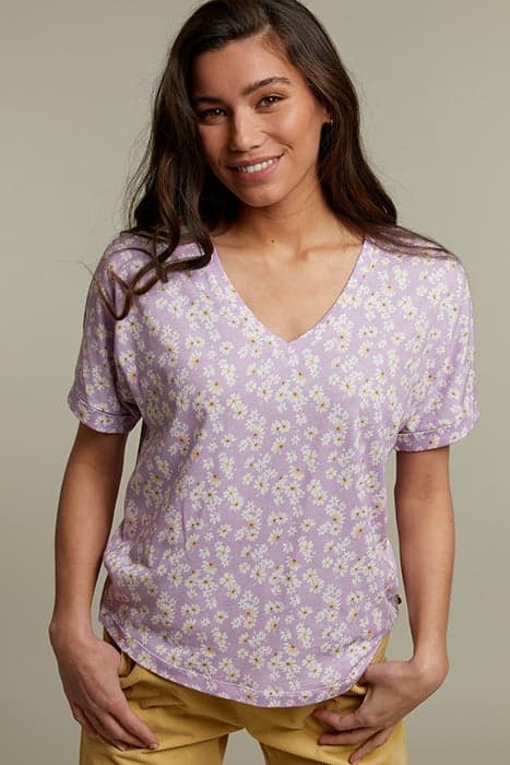 LILA V-NECK FLORAL PATTERN T-SHIRT by River Woods