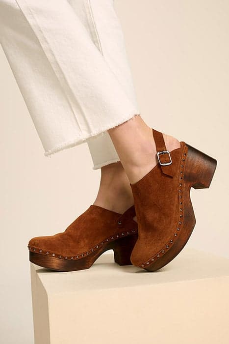 O.POLIE - CARAMEL SUEDE CLOGS WITH WOODEN HEEL by ONE STEP